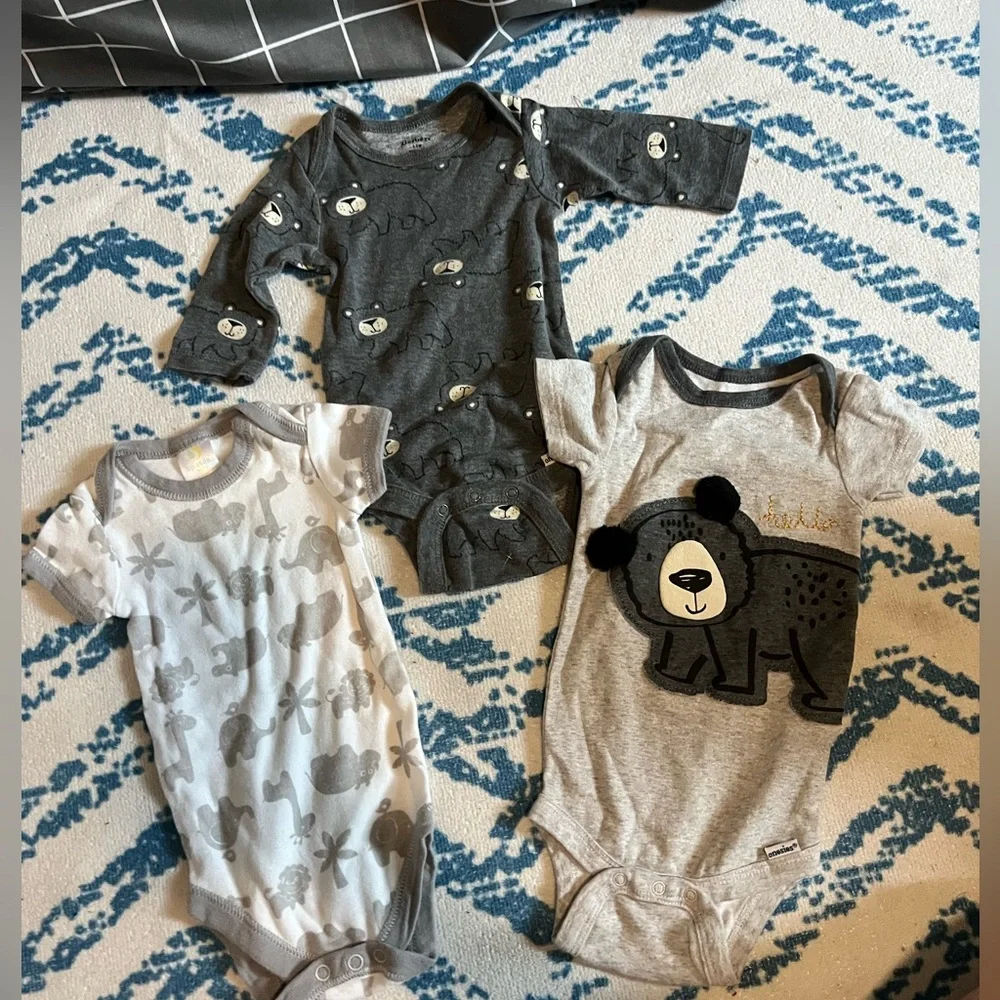 BUNDLE Gerber Gray and White Bodysuits Essential One Pieces